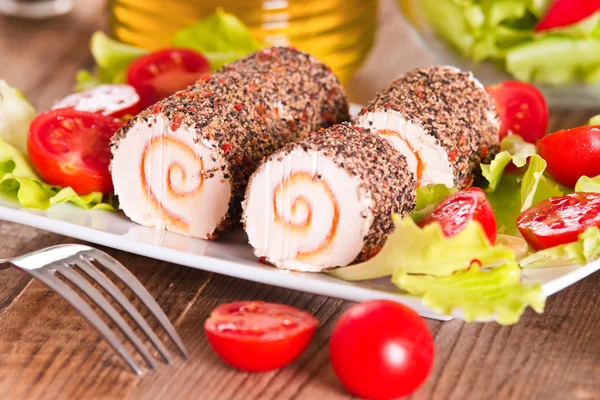 Ziegenkäse mit Salat und Kirschtomaten. — Stockfoto