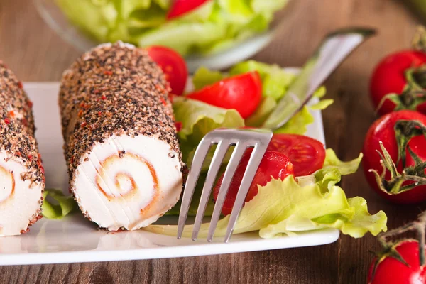 Ziegenkäse mit Salat und Kirschtomaten. — Stockfoto