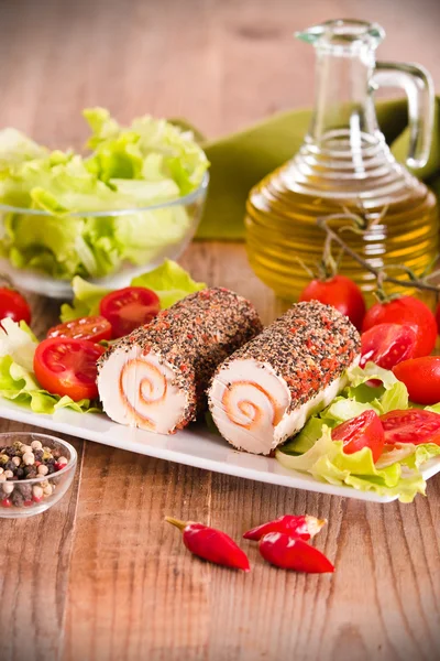 Ziegenkäse mit Salat und Kirschtomaten. — Stockfoto