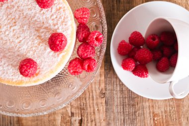 Ahududu cheesecake cam tepsi. 