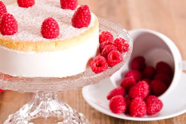 Ahududu cheesecake cam tepsi. 