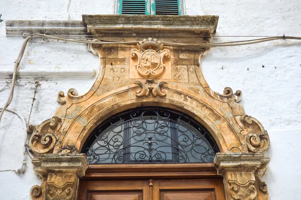 Palazzo storico. Ostuni. Puglia. Italia . — Foto Stock