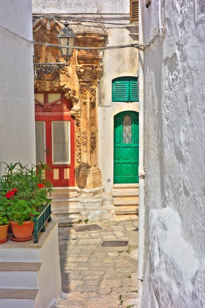 Gasse. ostuni. Apulien. Italien. — Stockfoto