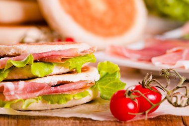 Jambon ve marul ile Tigella ekmek dolması. 