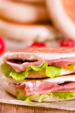 Jambon ve marul ile Tigella ekmek dolması. 