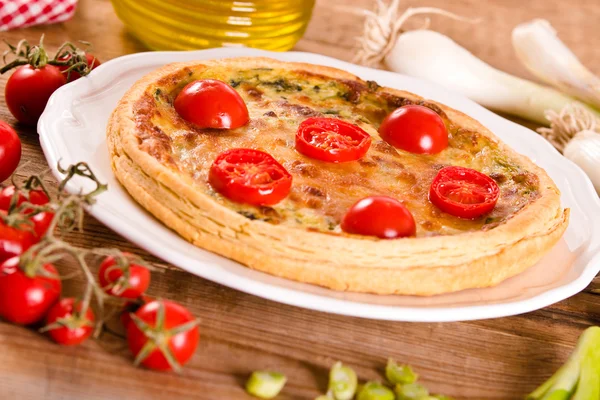 Prei en tomaat quiche. — Stockfoto