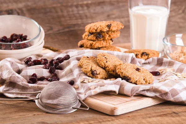 Oatmeal cookies on wooden table. — Stock Photo, Image