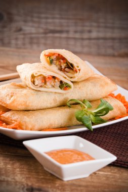 Beyaz tabak sebze böreği. 