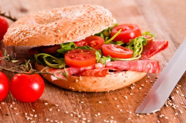 Susamlı simit ahşap tablo. 