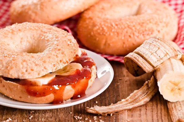 Sesame bagels on wooden table. — Stock Photo, Image