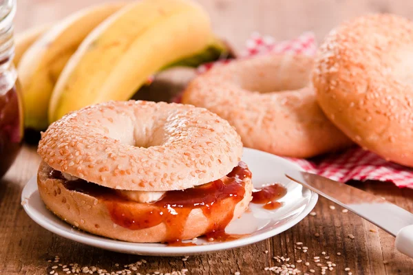 Bagels au sésame sur table en bois . — Photo