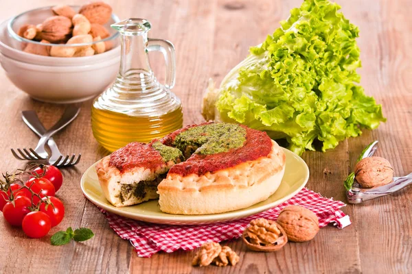 Calzone com nozes e mergulho . — Fotografia de Stock