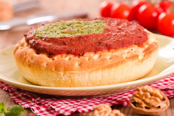 Calzone con nueces y escarola . — Foto de Stock