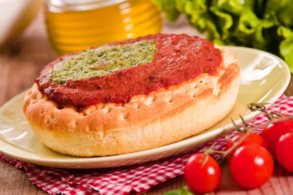 Calzone con nueces y escarola . —  Fotos de Stock