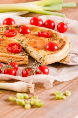 Pırasa ve domates salçası. 