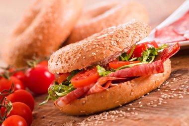 Susamlı simit ahşap tablo. 