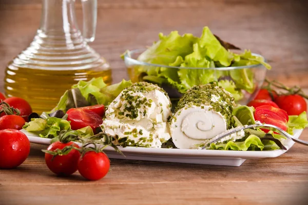 Ziegenkäse mit Salat und Kirschtomaten. — Stockfoto