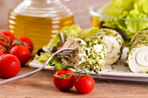 Ziegenkäse mit Salat und Kirschtomaten. — Stockfoto