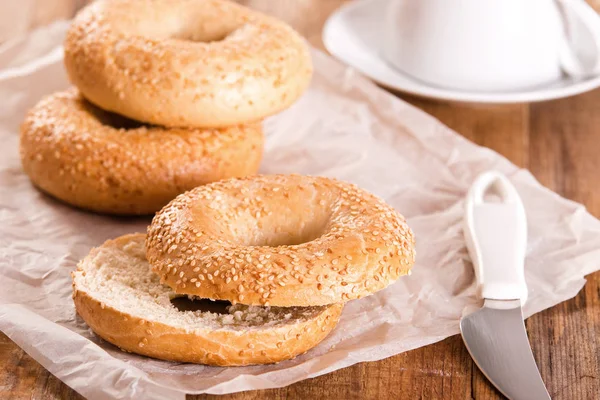 Bagels de gergelim em papel manteiga . — Fotografia de Stock