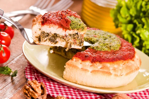 Calzone con nueces y escarola . —  Fotos de Stock