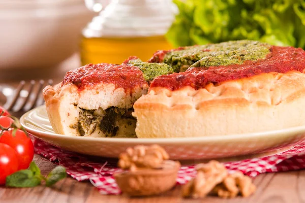 Calzone con noci e indivia . — Foto Stock