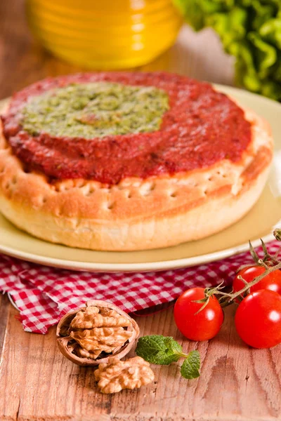 Calzone con noci e indivia . — Foto Stock