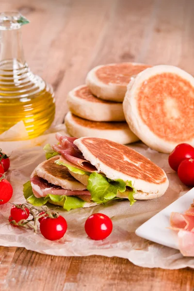 Tigella-Brot gefüllt mit Schinken und Salat. — Stockfoto