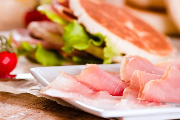 Pane di Tigella ripieno di prosciutto e lattuga . — Foto Stock