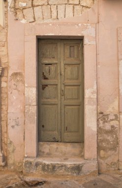 Ahşap kapı. Acquaviva delle fonti. Puglia. İtalya. 
