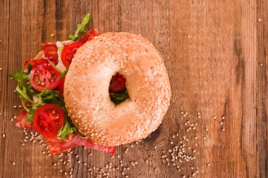 Susamlı simit kiraz domates ve biber ile. 