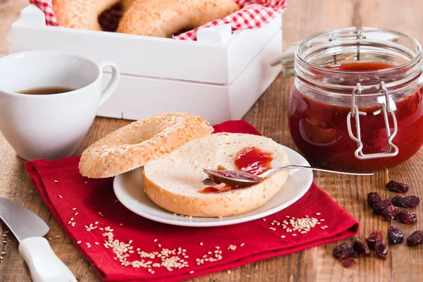 Sesame bagels with jam on white dish. — Stock Photo, Image