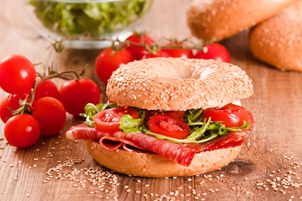 Susamlı simit kiraz domates ve biber ile. 