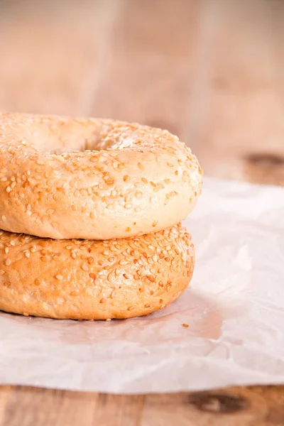 Bagels de gergelim em papel manteiga . — Fotografia de Stock