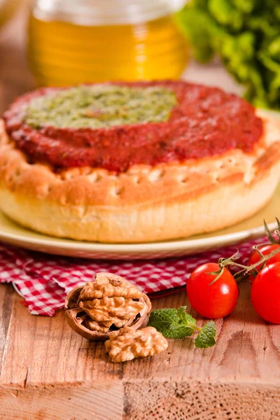 Calzone con nueces y escarola . — Foto de Stock