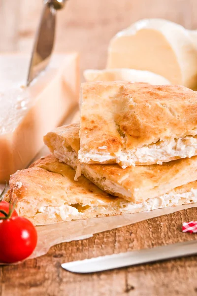 Sajt focaccia kenyérrel a fehér edény. — Stock Fotó