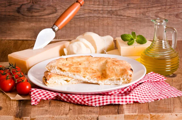 Käse-Focaccia-Brot auf weißem Teller. — Stockfoto