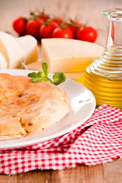 Käse-Focaccia-Brot auf weißem Teller. — Stockfoto