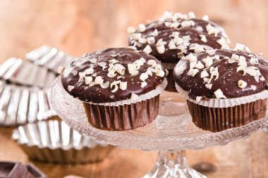 Çikolata muffin beyaz çanak üzerinde.