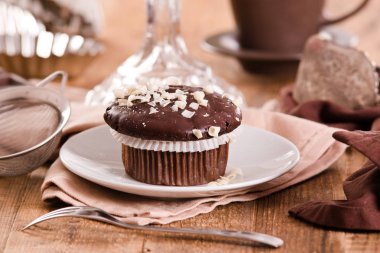 Çikolata muffin beyaz çanak üzerinde.