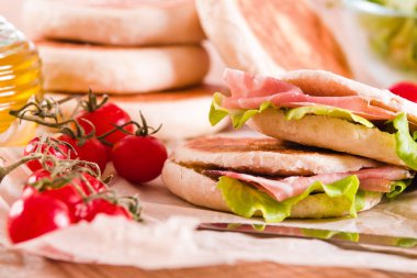 Jambon ve marul ile Tigella ekmek dolması. 