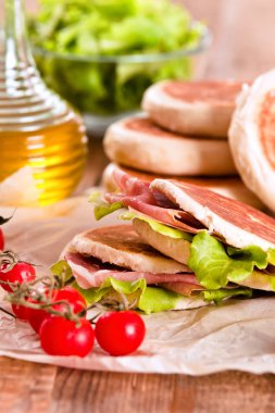 Jambon ve marul ile Tigella ekmek dolması. 