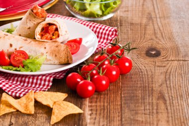 Tortilla tamamladı tavuk ve sebze ile. 