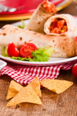 Tortilla tamamladı tavuk ve sebze ile. 