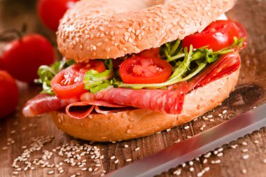 Susamlı simit biber ve domates ile. 