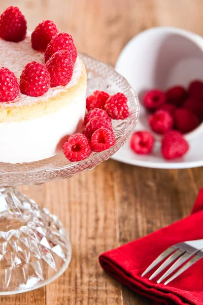 Raspberry cheesecake on glass tray. — Stock Photo, Image