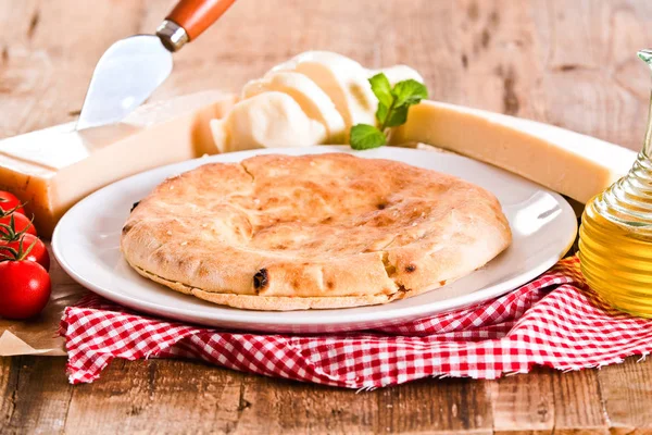 Käse-Focaccia-Brot auf weißem Teller. — Stockfoto