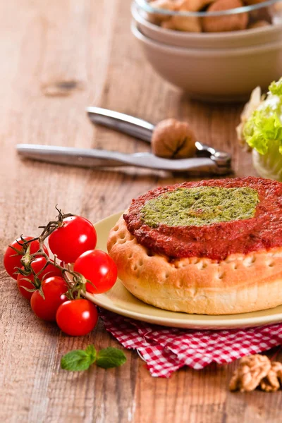 Calzone ceviz ve hindiba. — Stok fotoğraf