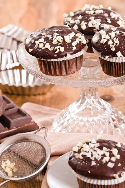 Choklad muffin på vita maträtt. — Stockfoto