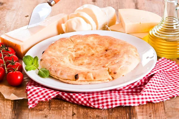 Käse-Focaccia-Brot auf Holztisch. — Stockfoto