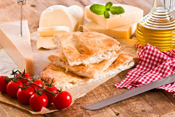 Käse-Focaccia-Brot auf Holztisch. — Stockfoto